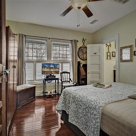 Granbury Gardens Bed And Breakfast Room photo