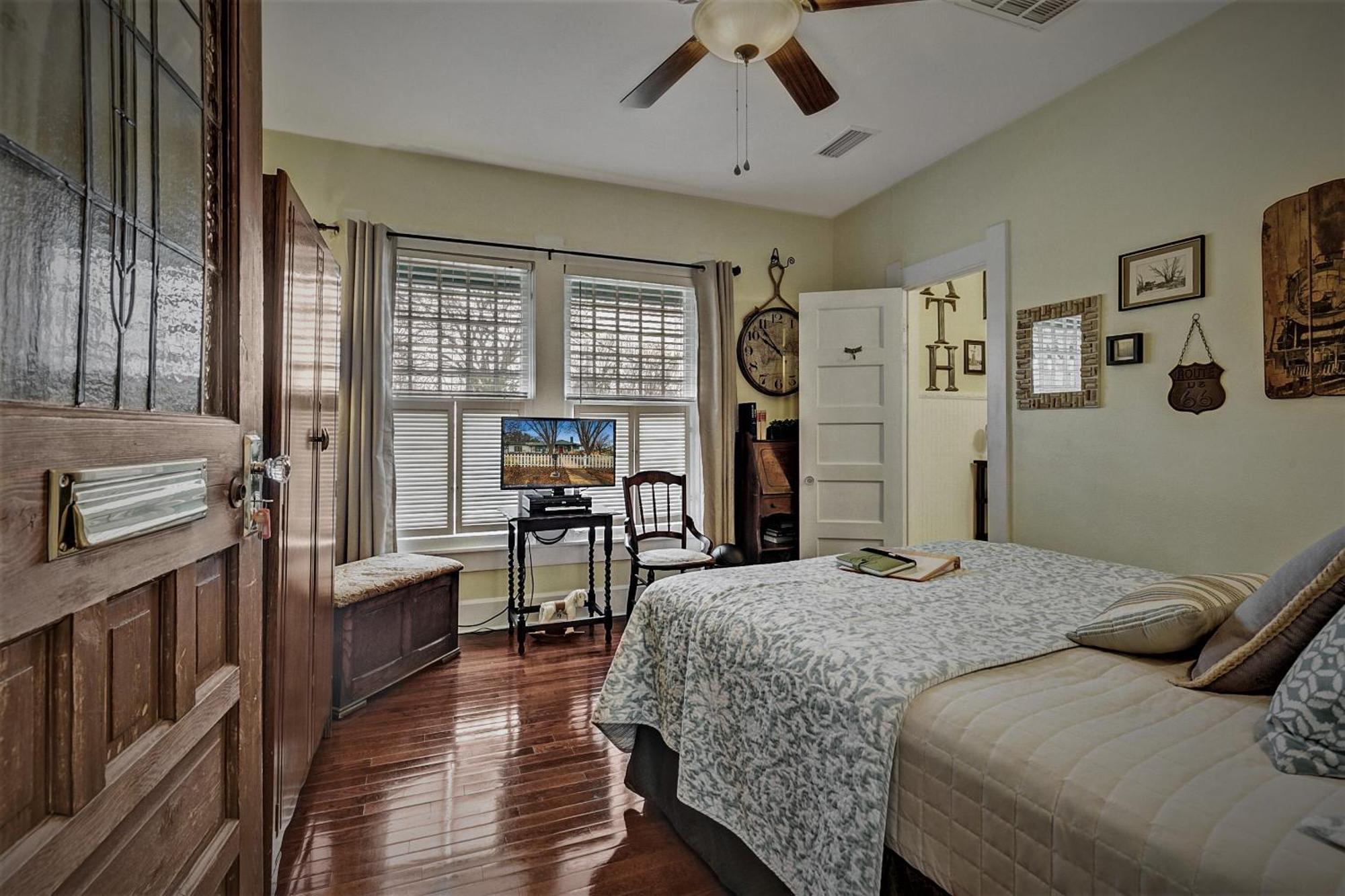 Granbury Gardens Bed And Breakfast Room photo
